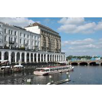 1700_0077 Ein Fahrgastschiff fährt in der Kleinen Alster vor den Bögen der Alsterarkaden in der Hamb | Alsterschiffe - Fahrgastschiffe auf der Alster und den Hamburger Kanälen.